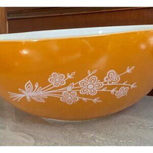 Vintage Pyrex 444 “Butterfly Gold” series 4 qt large mixing bowl. Color: Marigol